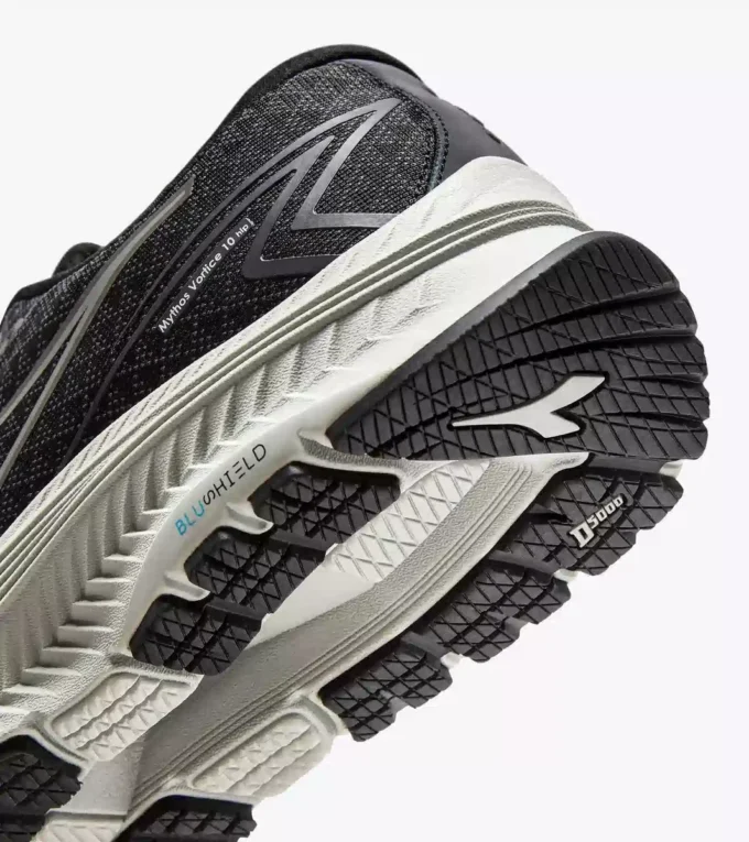 Mythos Blushield 10 Vortice Hip Laufschuh mit reflektierenden Details – Dämpfung und Schutz