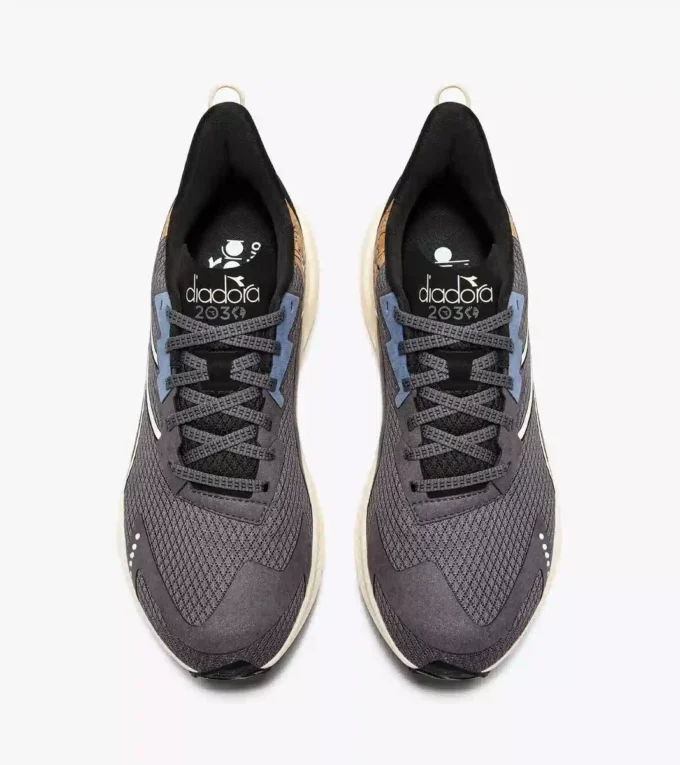 Mythos Blushield Volo 4 2030 Laufschuh – Hergestellt aus Materialien mit reduzierter Umweltbelastung